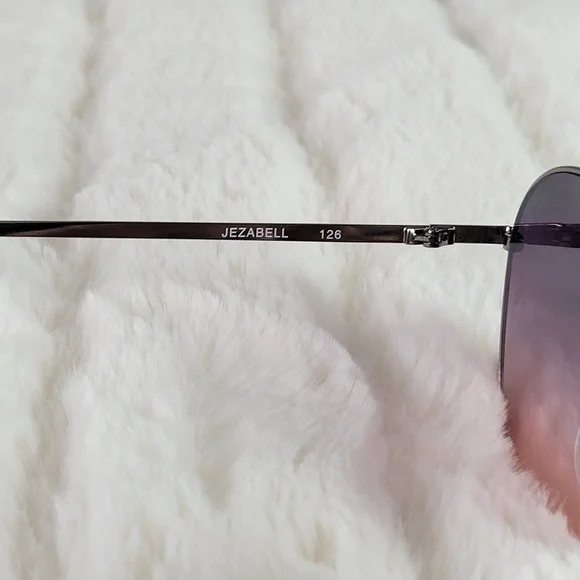 QUAY // ltd ed chrissy teigen collab round gunmetal frames  display picture 1